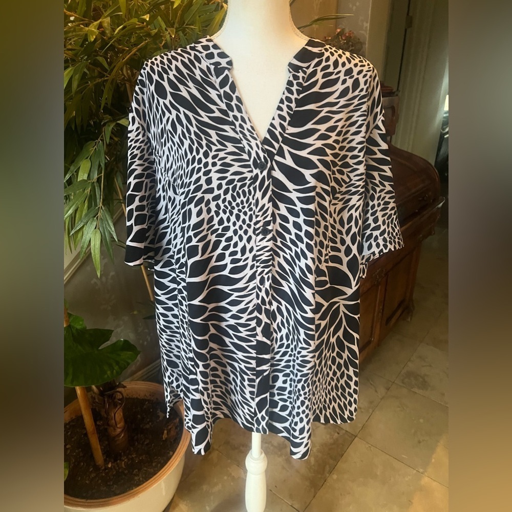 Maggie Barnes Black and Cream Abstract Print V-Neck Tunic - Picture 7 of 14